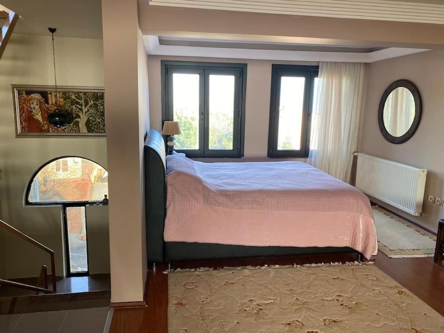 Bogaz'inda, Bahceli, 5 Katli Villa-500m2 Holiday home Istanbul